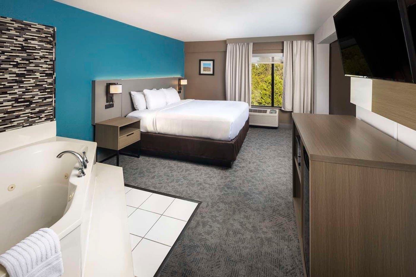 Comfort Inn & Suites Dahlonega has Jacuzzi suites