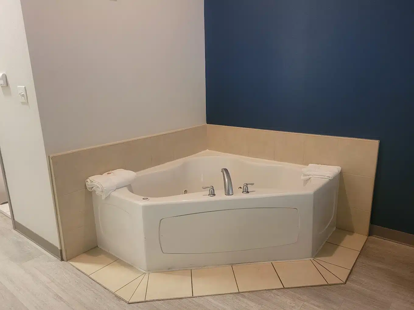 Comfort Inn & Suites Dothan has Jacuzzi suites