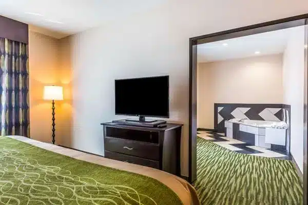 Comfort Inn & Suites Moore - Oklahoma City has Jacuzzi suites