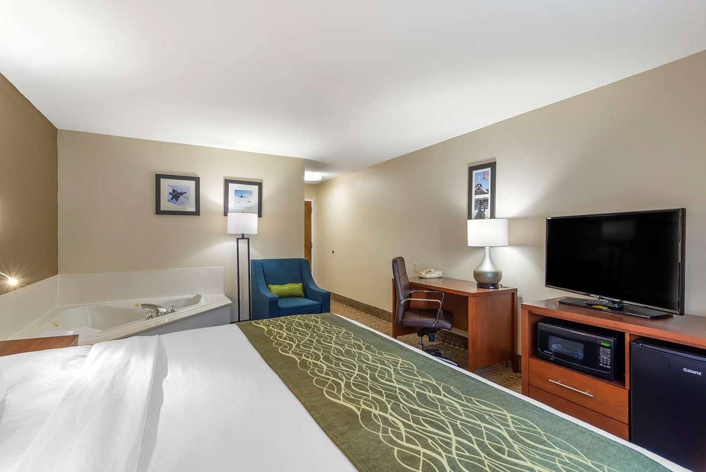Comfort Inn & Suites - Near Robins Air Force Base has Jacuzzi suites