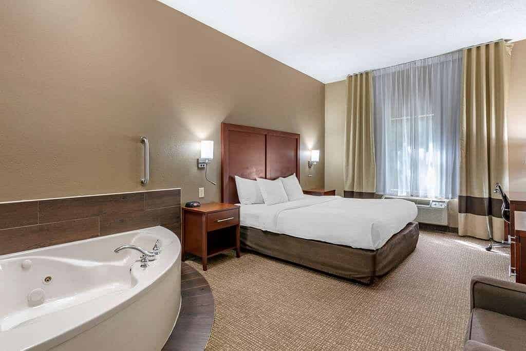 Comfort Inn & Suites O'Fallon has Jacuzzi suites