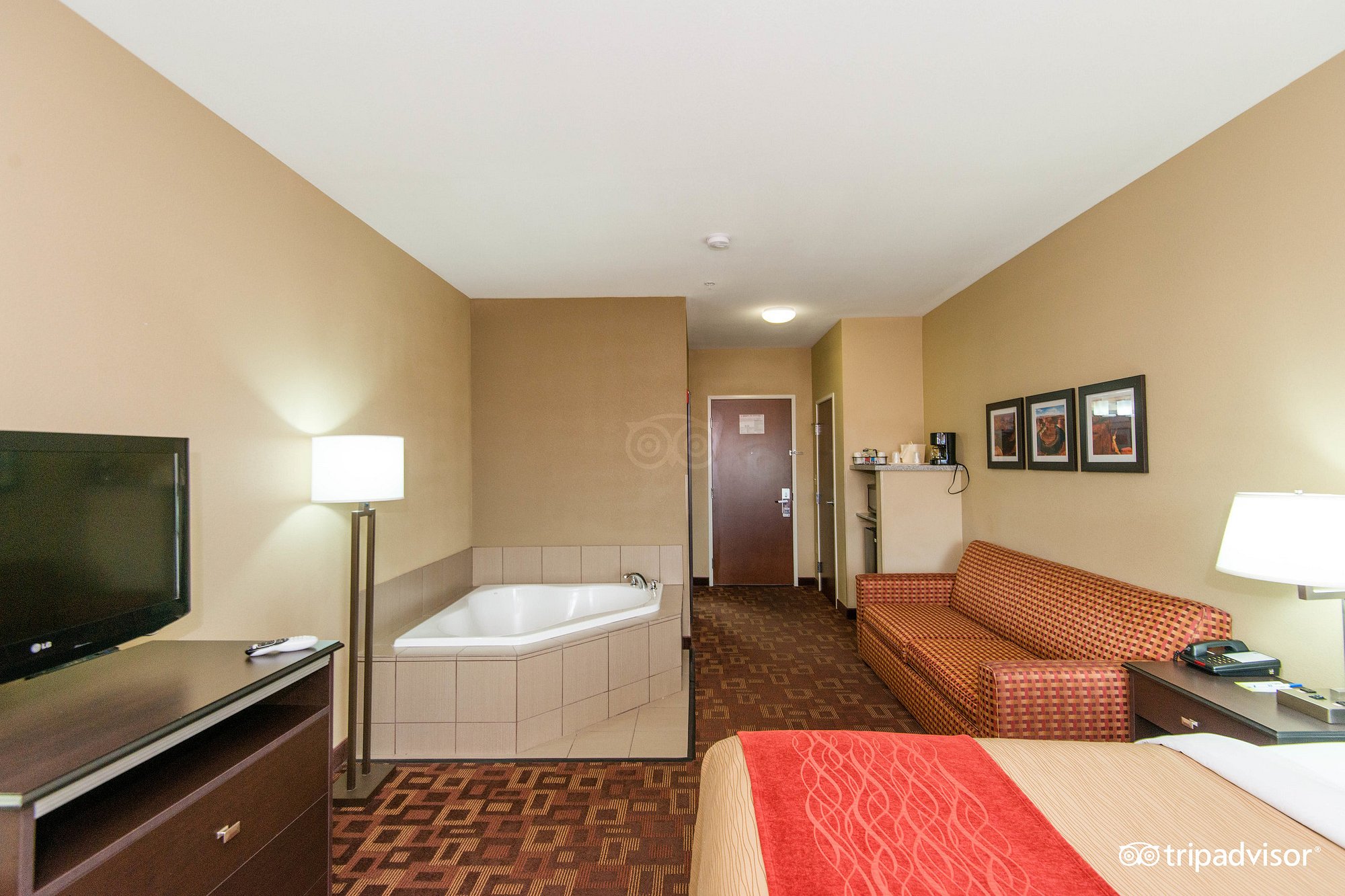 Comfort Inn & Suites Page At Lake Powell has Jacuzzi suites