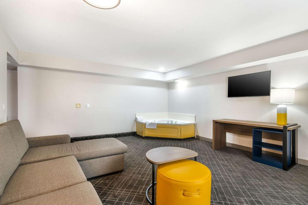 Comfort Inn & Suites St. Louis - Chesterfield has Jacuzzi suites