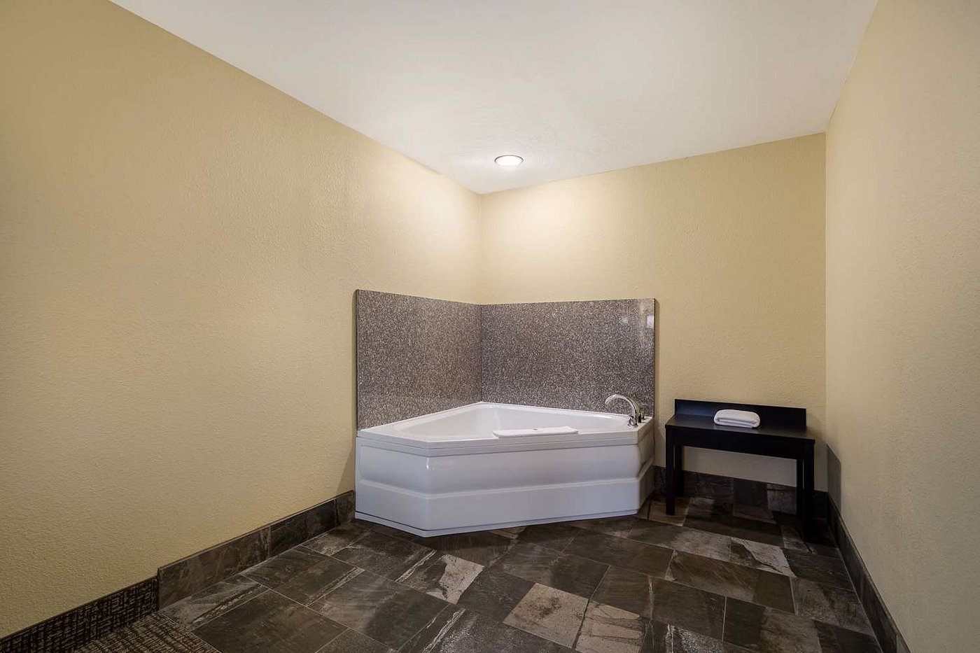 Comfort Inn Yankton SD has Jacuzzi suites