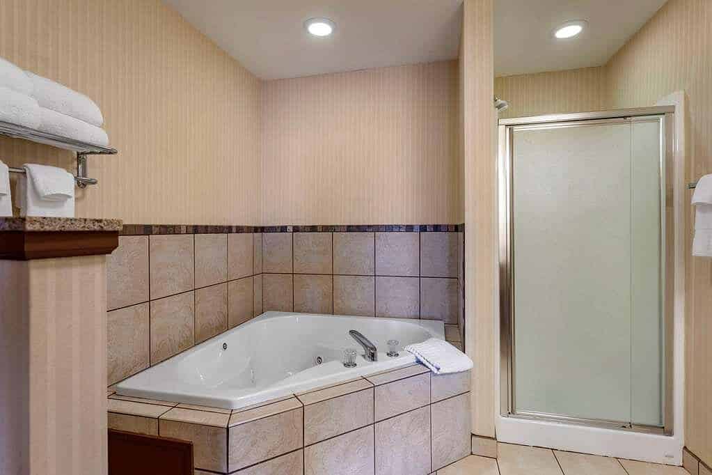Comfort Suites Florence Shoals Area has Jacuzzi suites