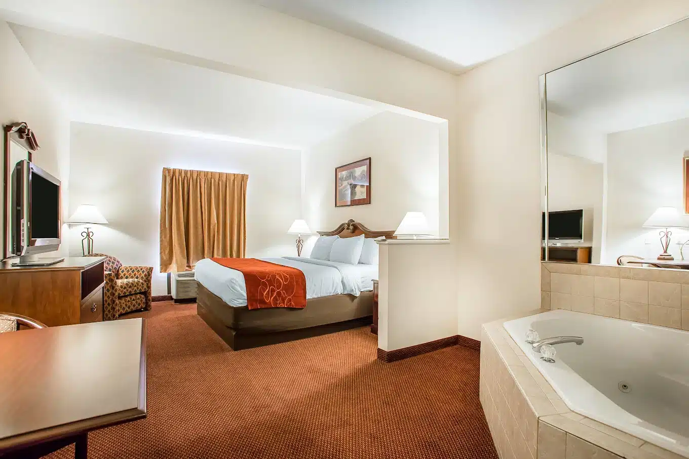 Comfort Suites Jefferson City has Jacuzzi suites