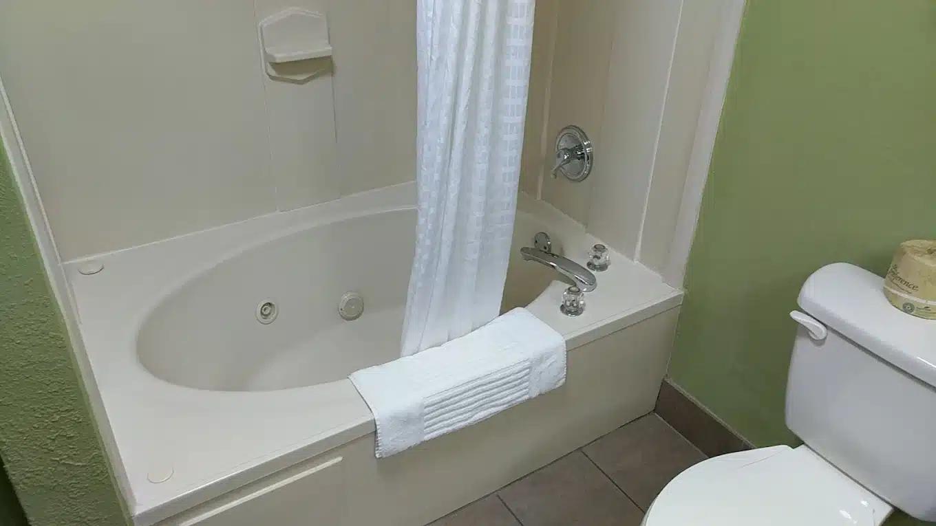 Comfort Suites Milledgeville has Jacuzzi suites