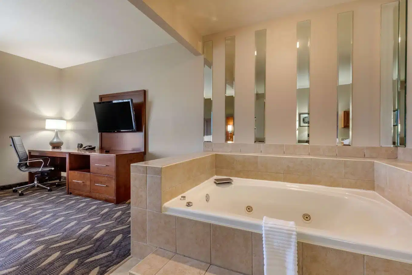 Comfort Suites Rolla has Jacuzzi suites