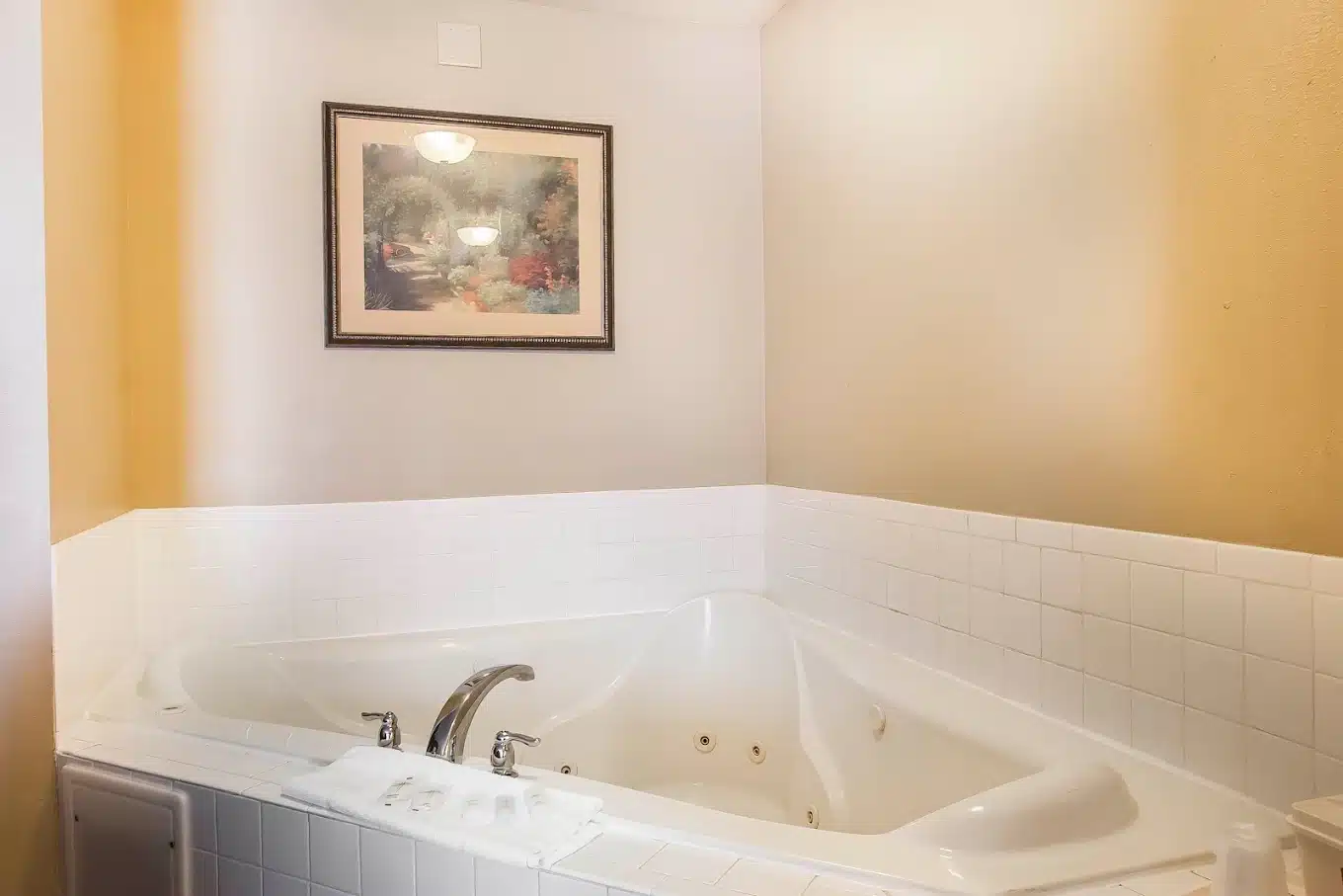 Comfort Suites Tuscaloosa near University has Jacuzzi suites