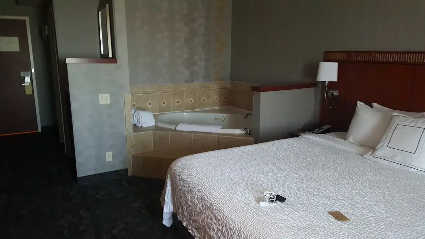 Courtyard Columbia has Jacuzzi suites