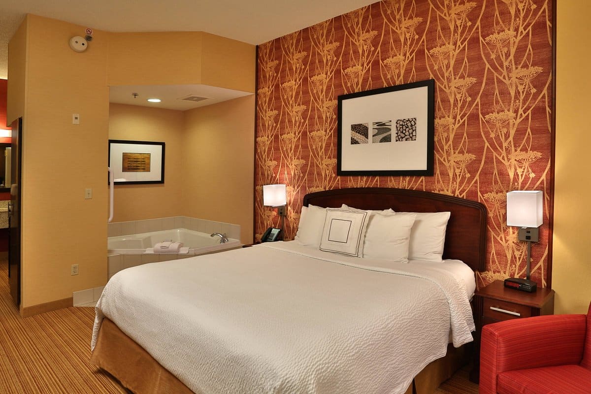 Courtyard by Marriott Springfield Airport has Jacuzzi suites