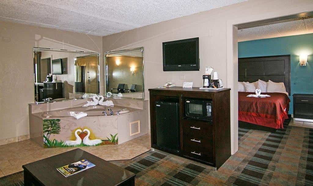 Days Inn & Suites by Wyndham Springfield on I-44 has Jacuzzi suites