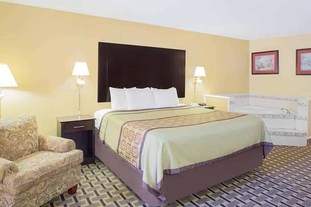 Days Inn by Wyndham Andalusia has Jacuzzi suites