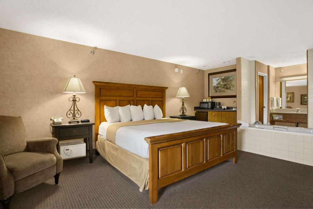 Days Inn by Wyndham Rapid City has Jacuzzi suites