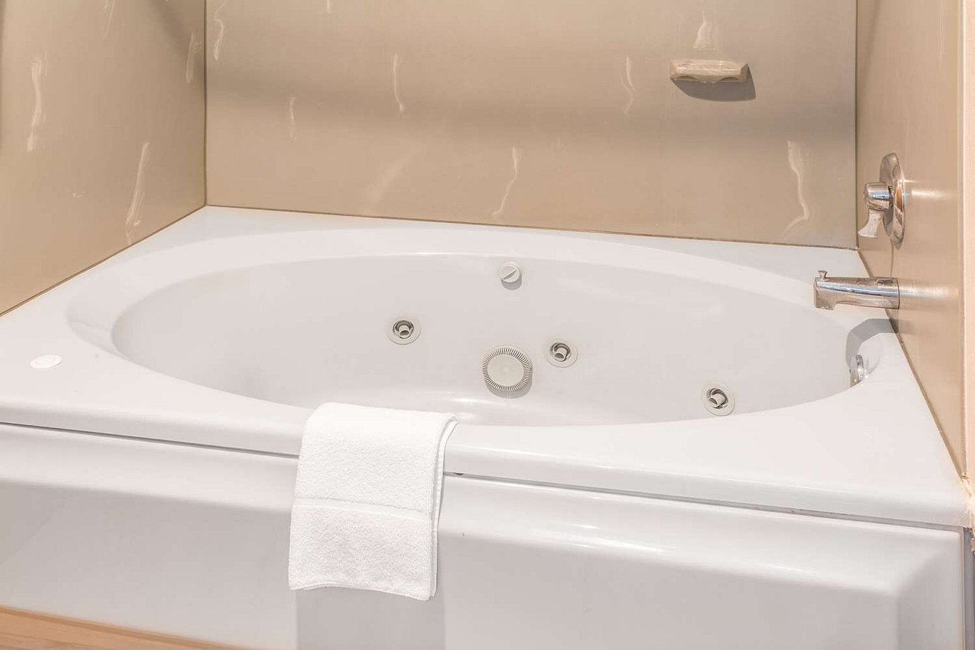 Days Inn by Wyndham Tiffin has Jacuzzi suites