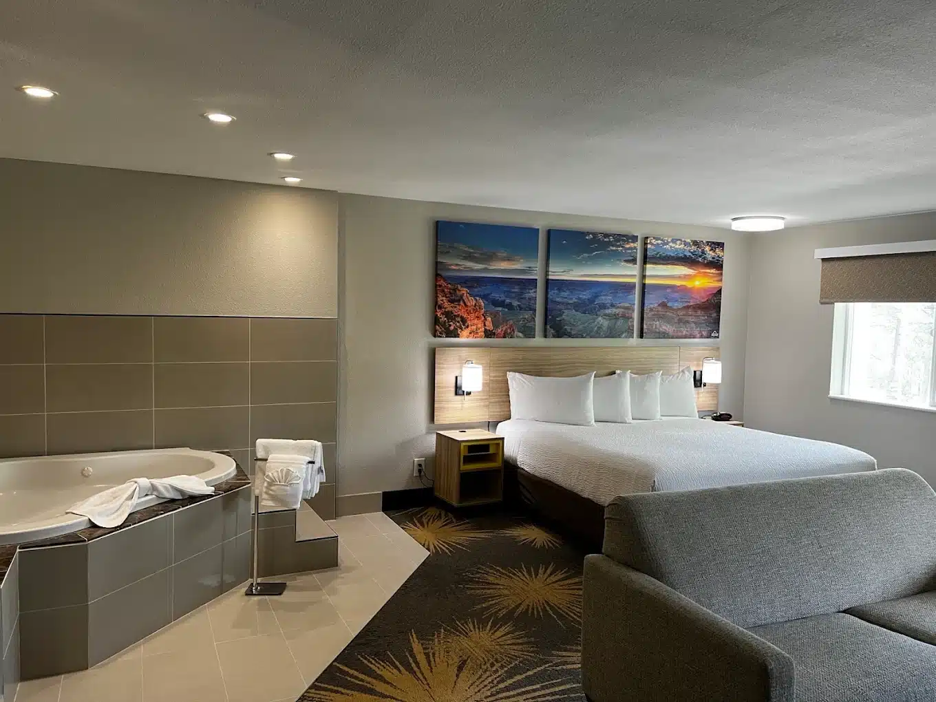 Days Inn by Wyndham Williams has Jacuzzi suites