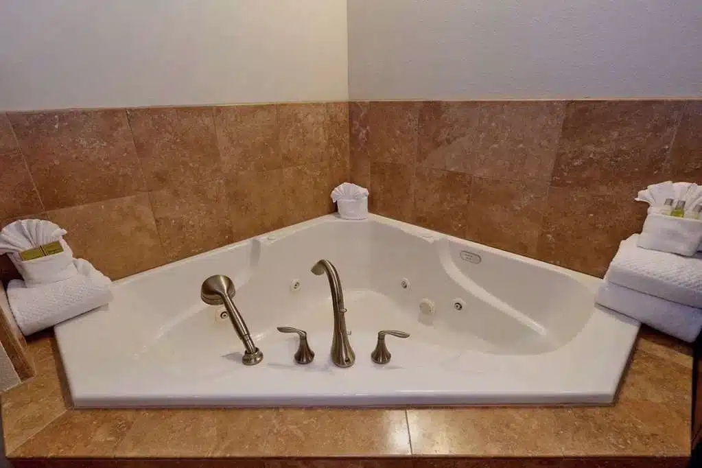 DoubleTree by Hilton Hotel Phoenix - Gilbert has Jacuzzi suites