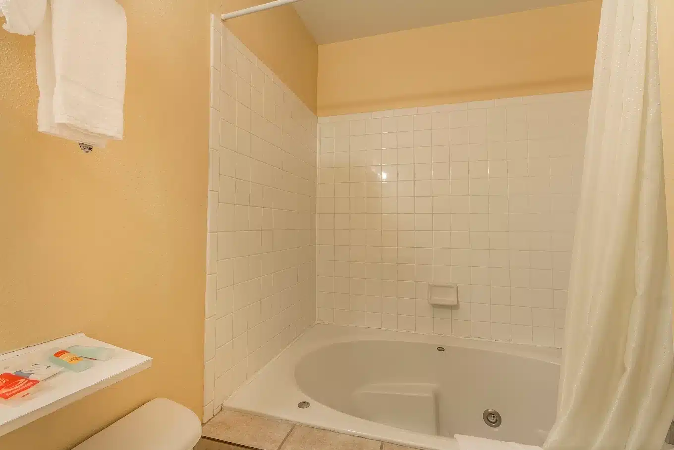 Econo Lodge Bartlesville Hwy 75 has Jacuzzi suites