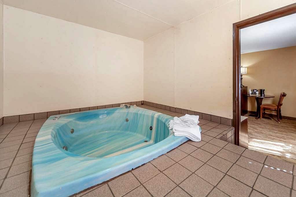 Econo Lodge Black Hills has Jacuzzi suites