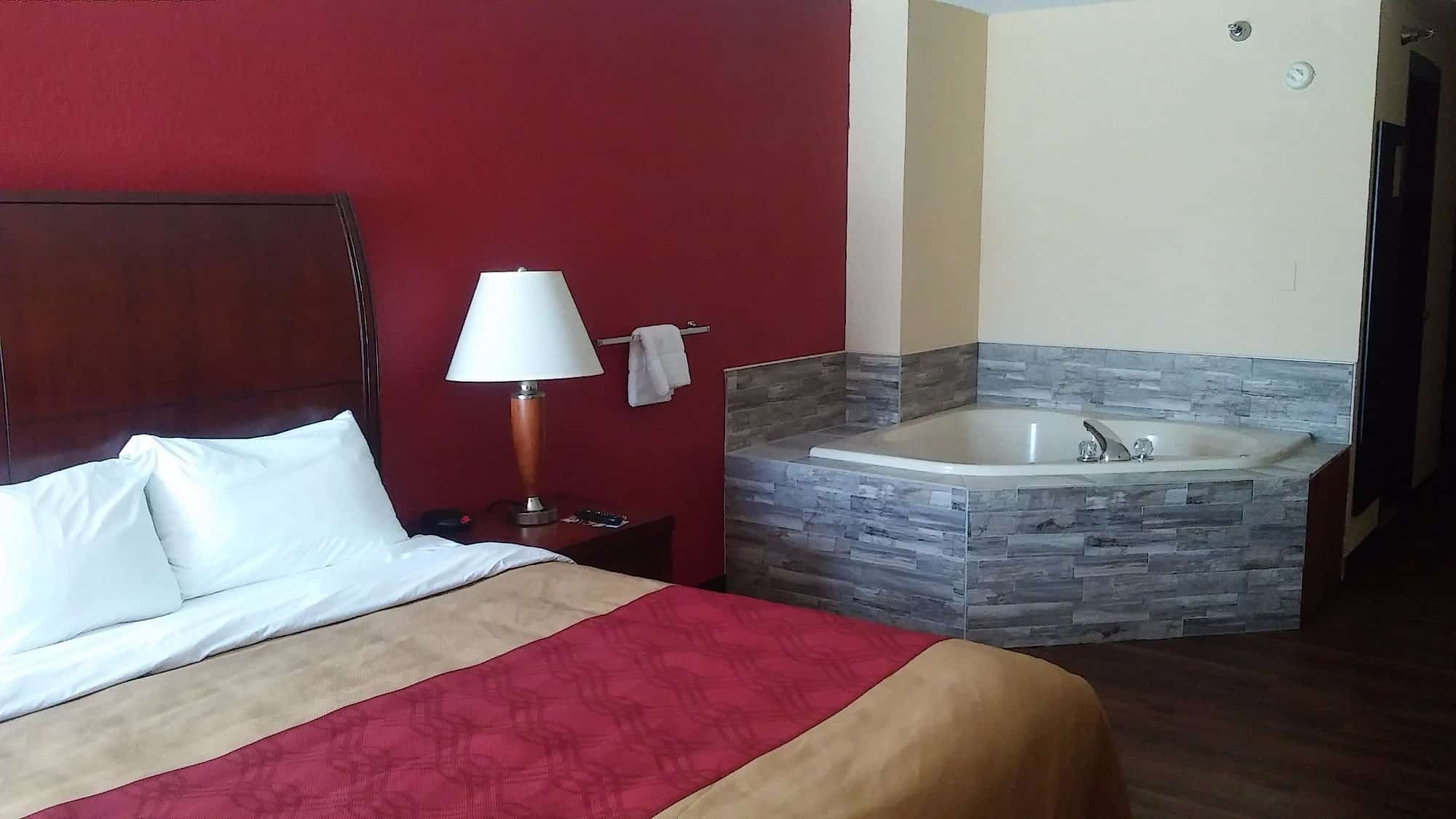 Econo Lodge Inn & Suites Brookings has Jacuzzi suites