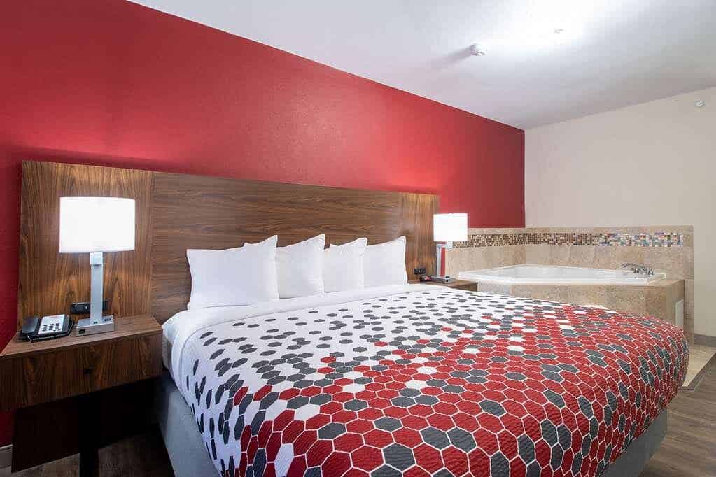 Econo Lodge Inn & Suites Foley-North Gulf Shores has Jacuzzi suites