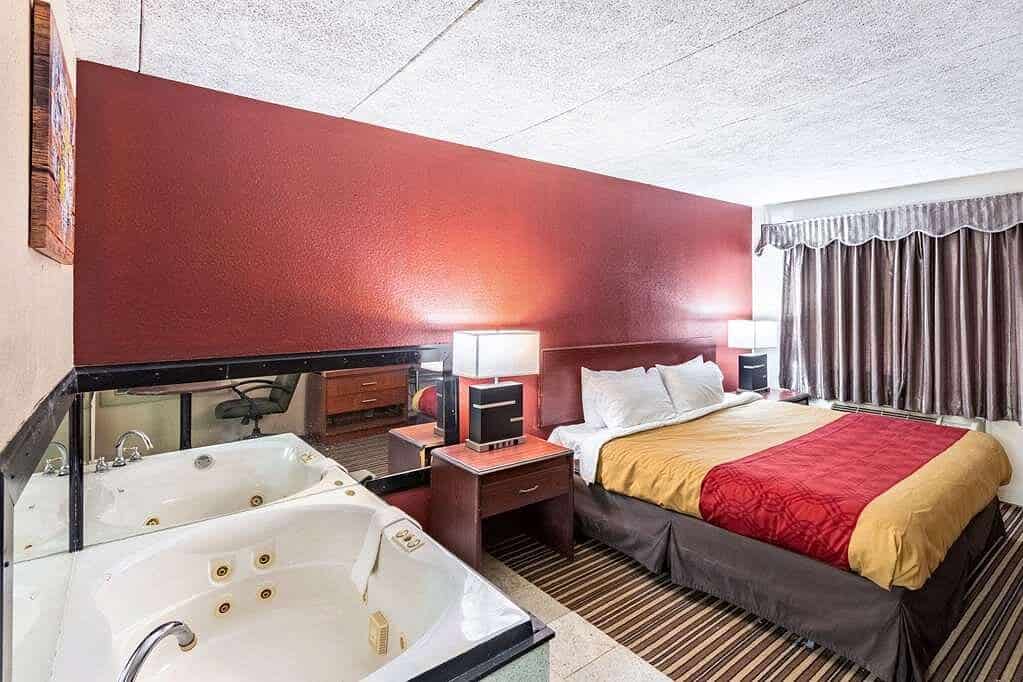 Econo Lodge Zanesville has Jacuzzi suites