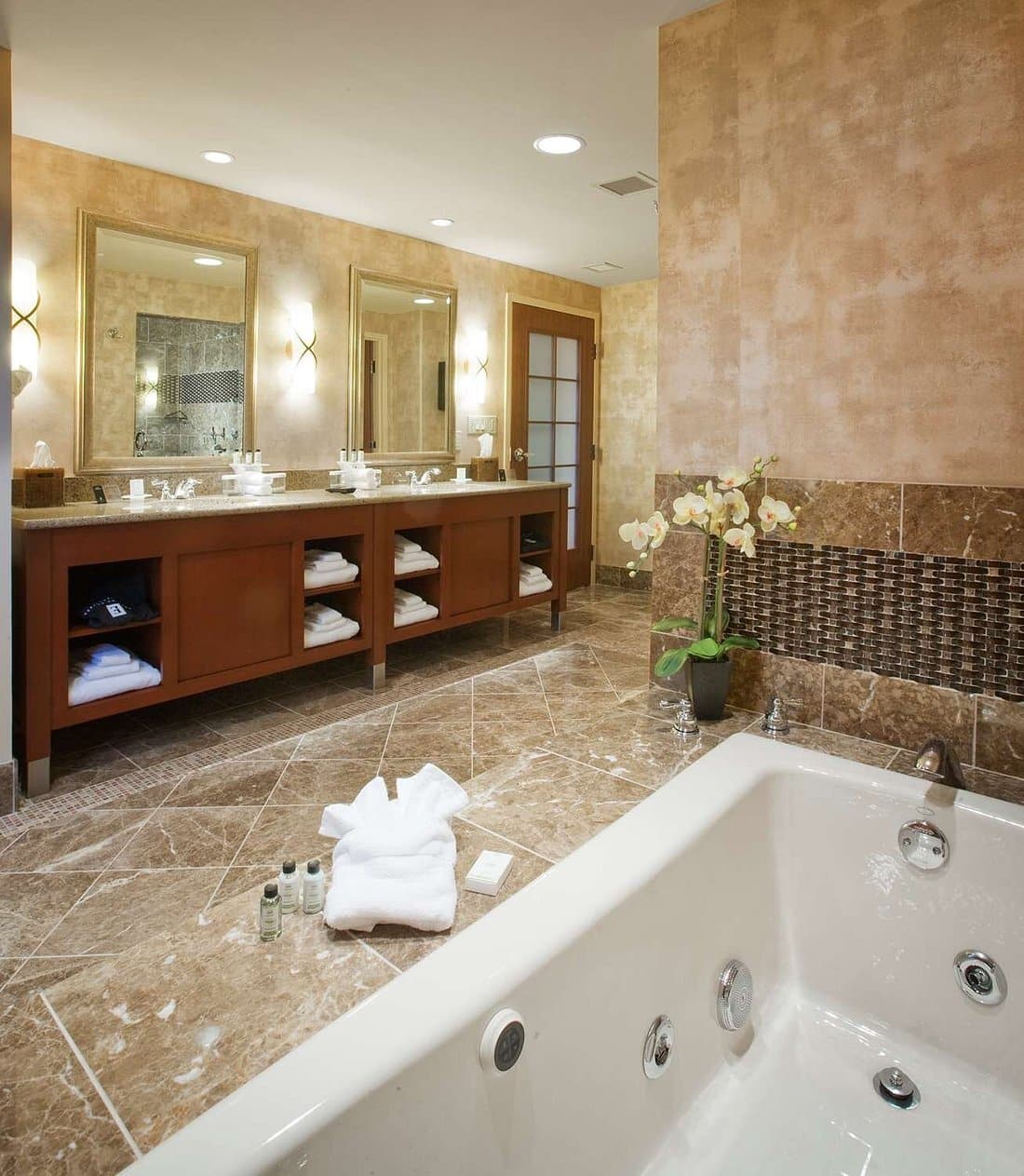 Embassy Suites by Hilton Norman Hotel & Conference Center has Jacuzzi suites