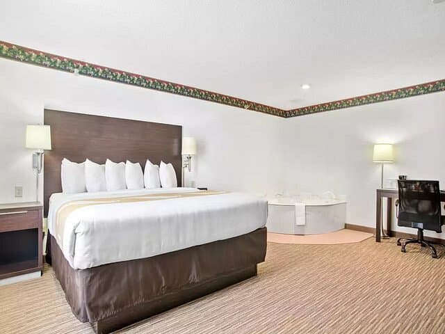 EverSpring Inn & Suites Hill City has Jacuzzi suites