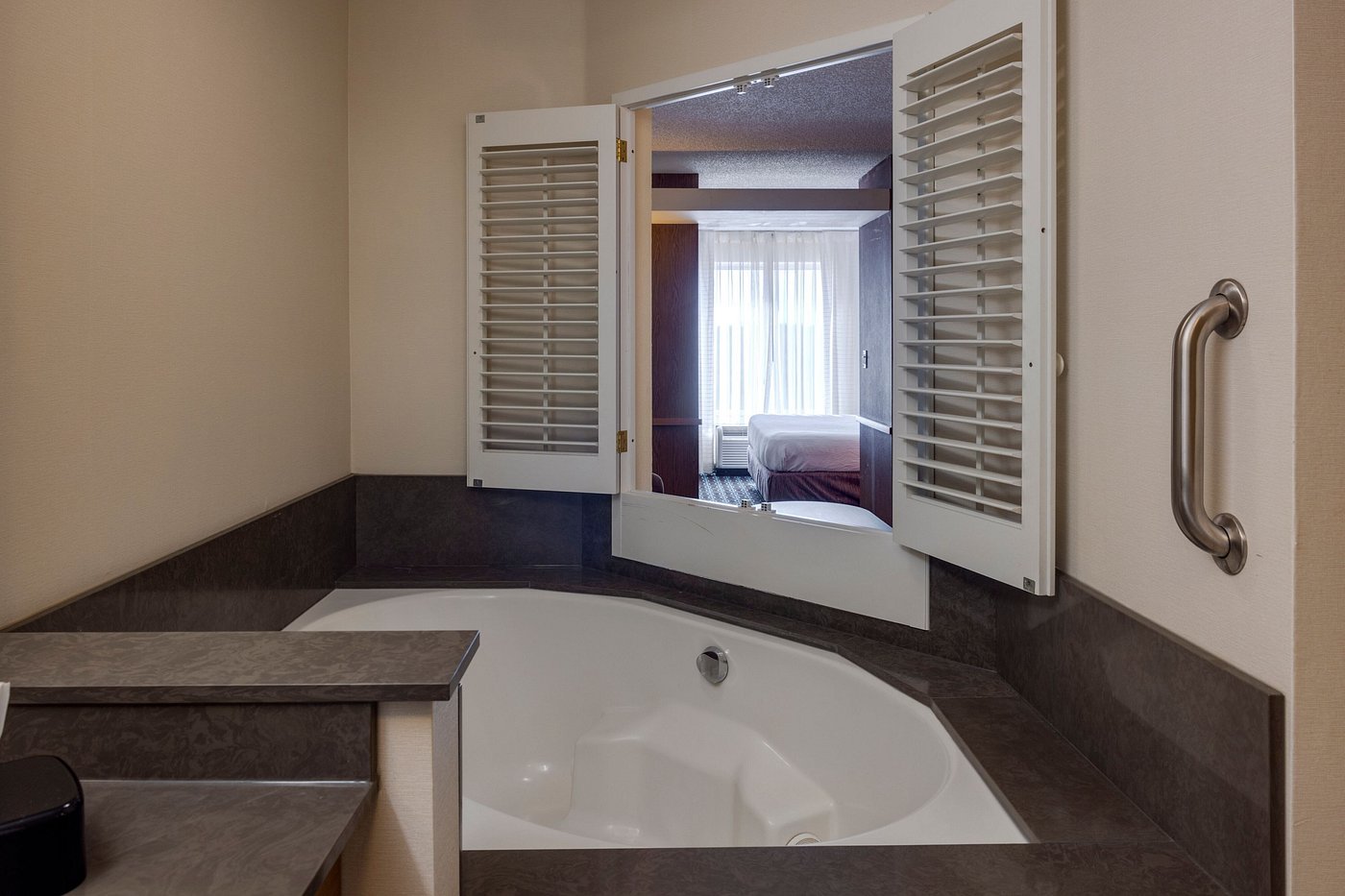 Fairfield Inn & Suites Edmond has Jacuzzi suites