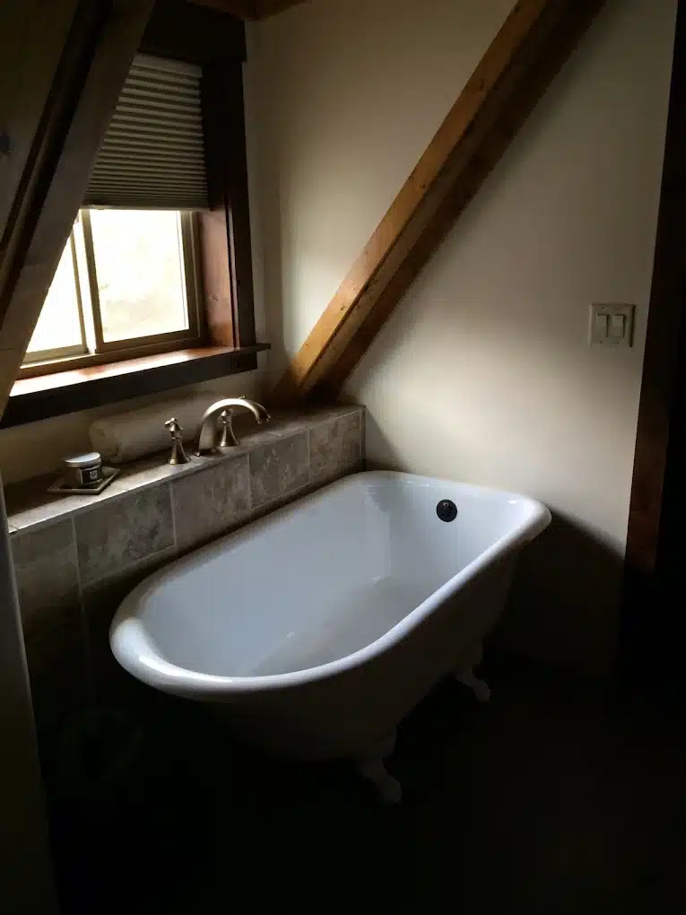 Fin and Feather Inn has Jacuzzi suites