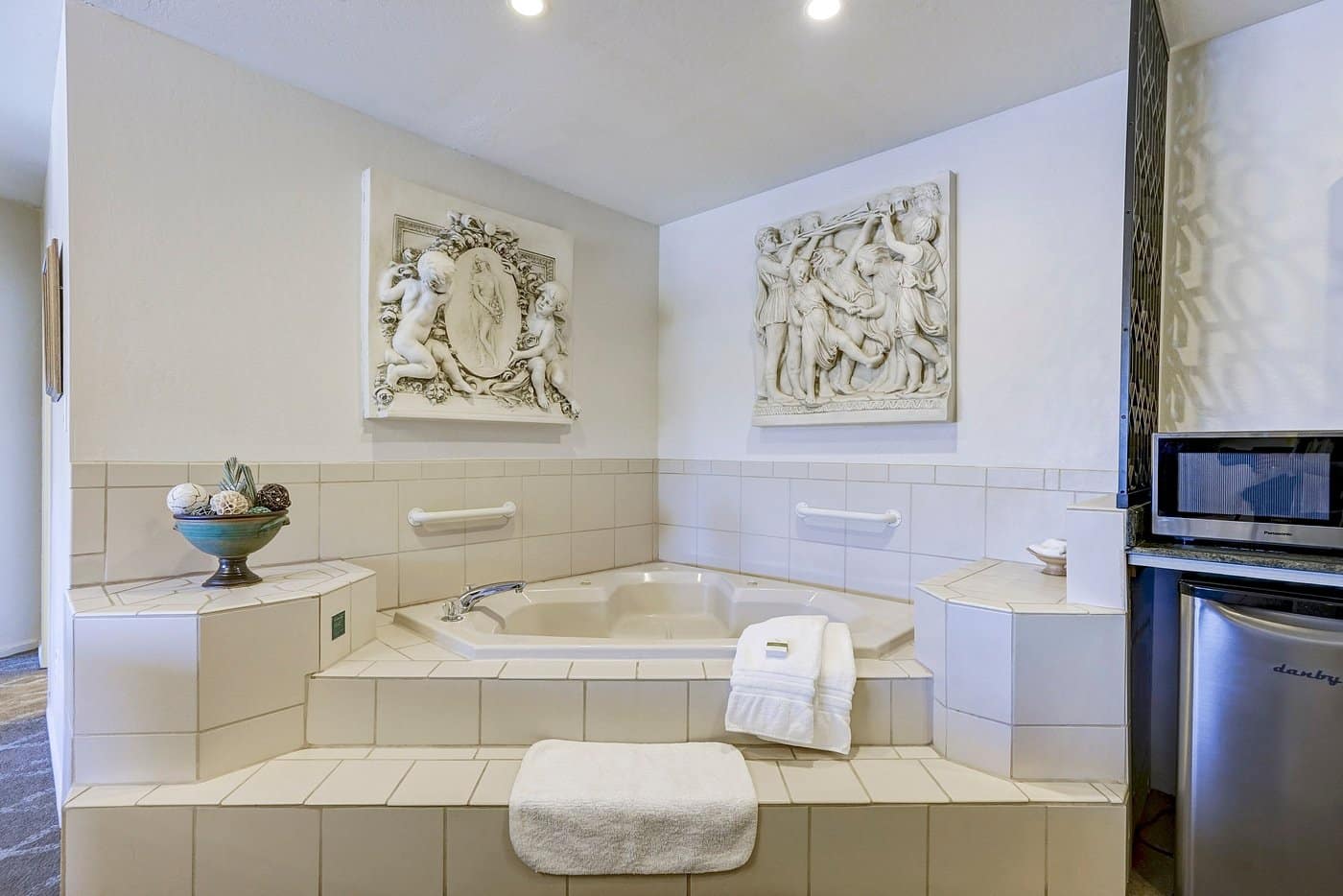Forest Villas Hotel has Jacuzzi suites