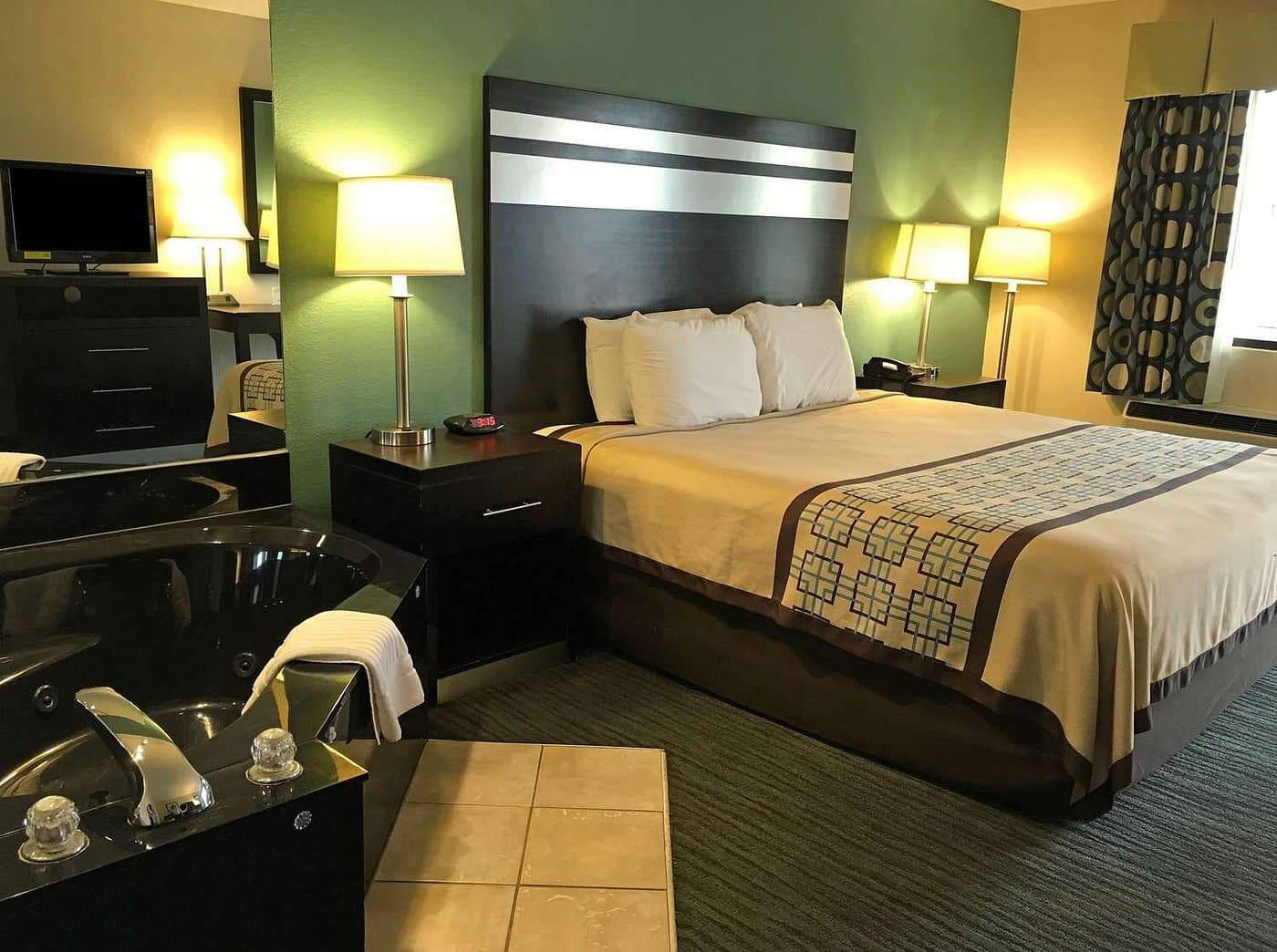 GuestHouse Dothan has Jacuzzi suites