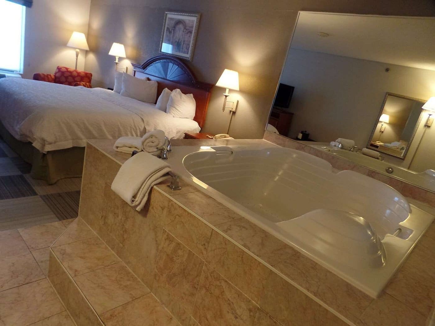Hampton Inn Bowling Green has Jacuzzi suites