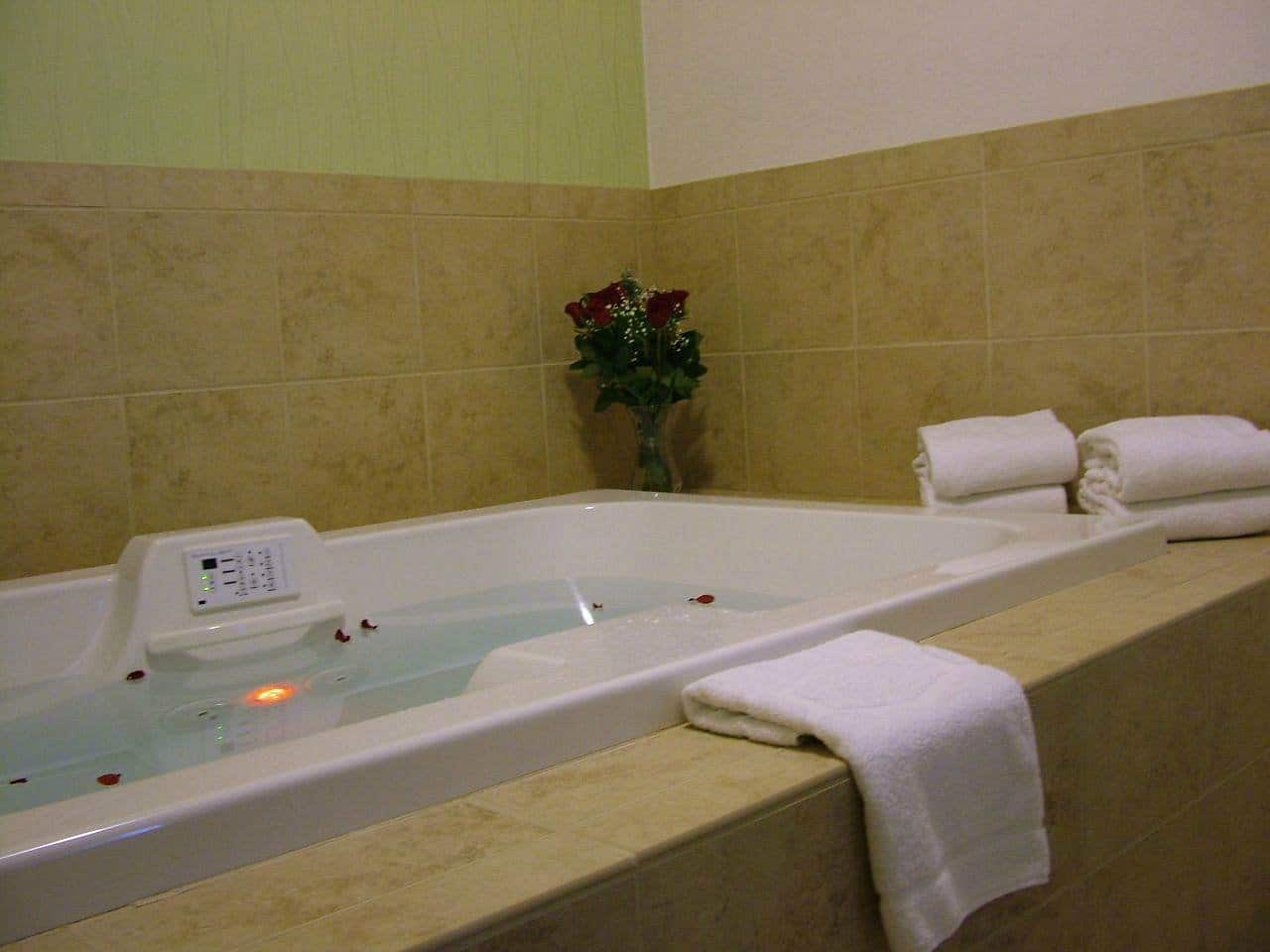 Hampton Inn Cincinnati Northwest Fairfield has Jacuzzi suites