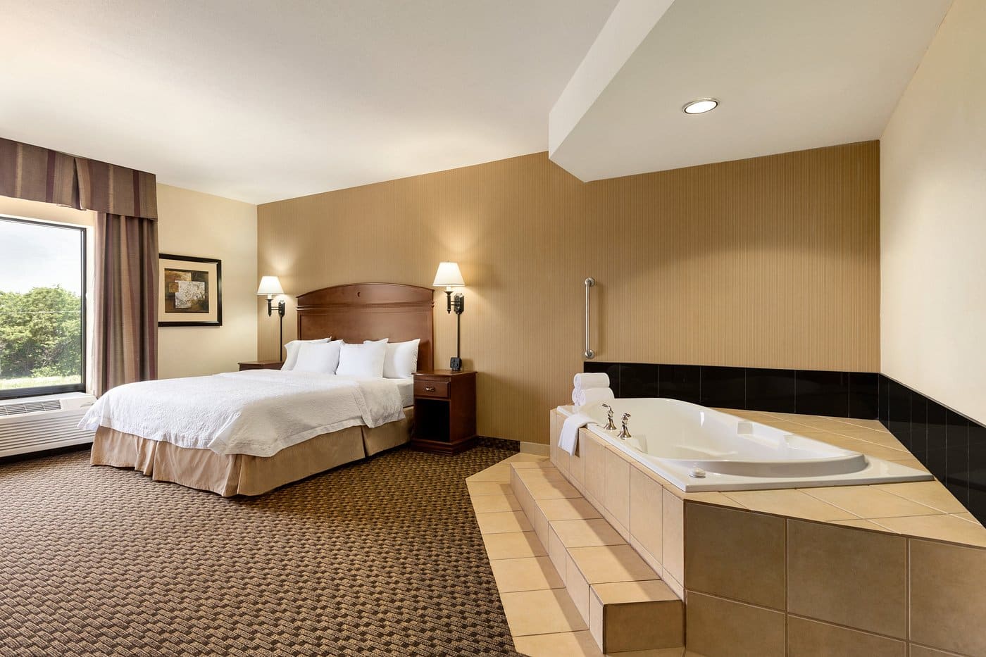 Hampton Inn Duncan has Jacuzzi suites