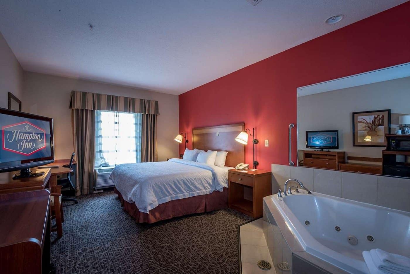 Hampton Inn Enterprise has Jacuzzi suites