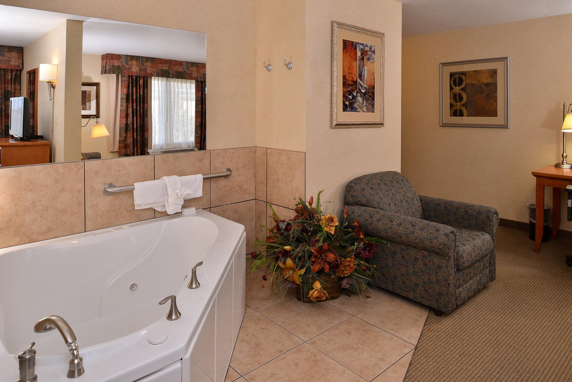 Hampton Inn Idaho Falls At the Mall has Jacuzzi suites