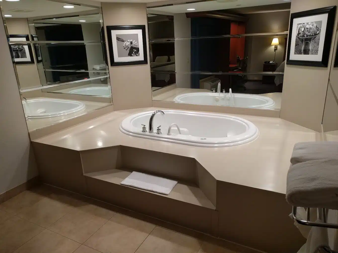 Hampton Inn Kansas City-lee's Summit has Jacuzzi suites