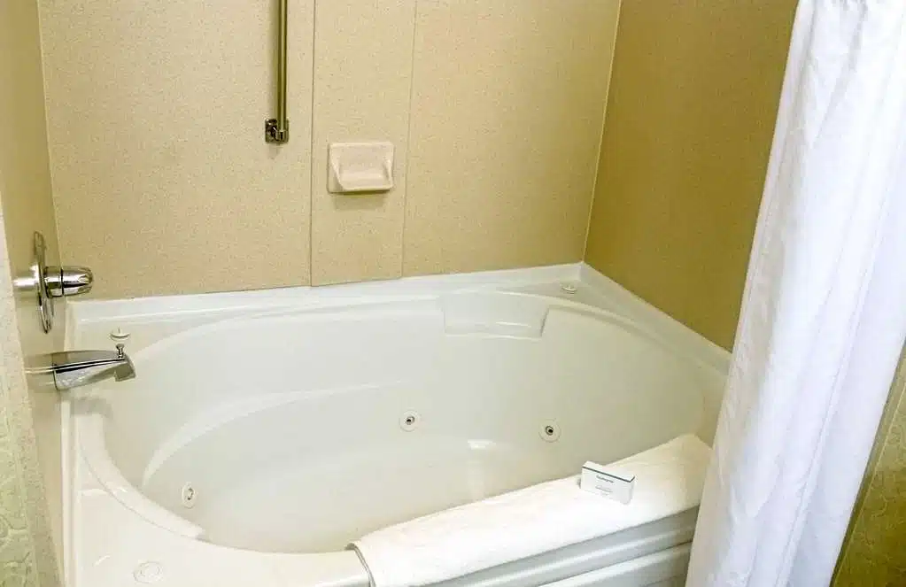 Hampton Inn & Suites Birmingham-Pelham (I-65) has Jacuzzi suites