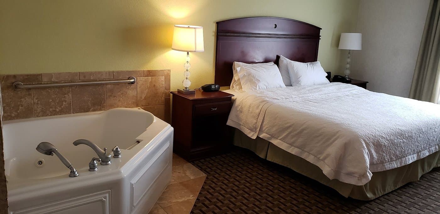 Hampton Inn & Suites Cleveland-Mentor has Jacuzzi suites