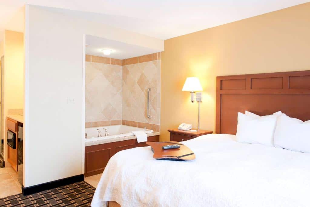 Hampton Inn & Suites Columbia at University of Missouri has Jacuzzi suites