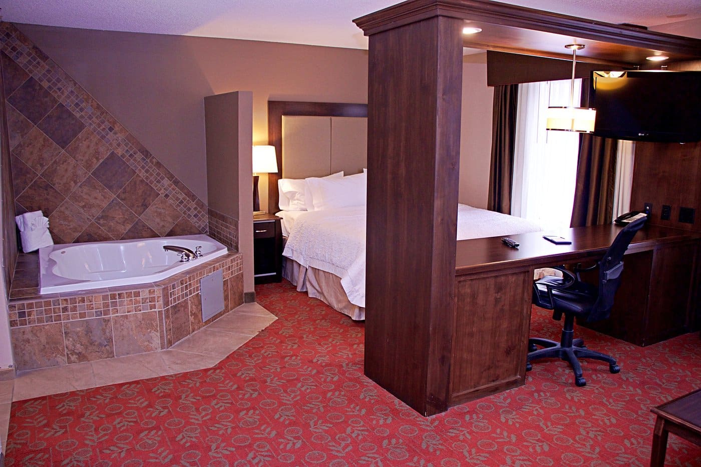 Hampton Inn & Suites Scottsbluff-Conference Center has Jacuzzi suites