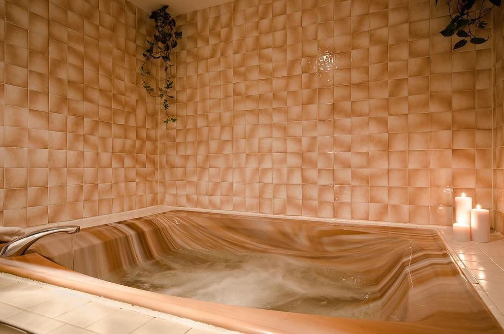 Hampton Village Inn has Jacuzzi suites