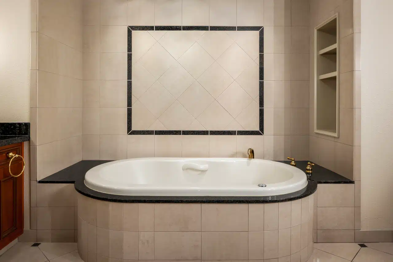 Harrah's Kansas City has suites with private hot tub