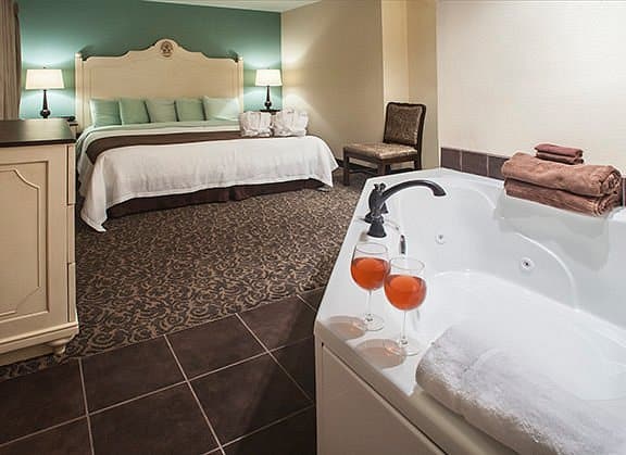Helendorf River Inn and Conference Center has Jacuzzi suites