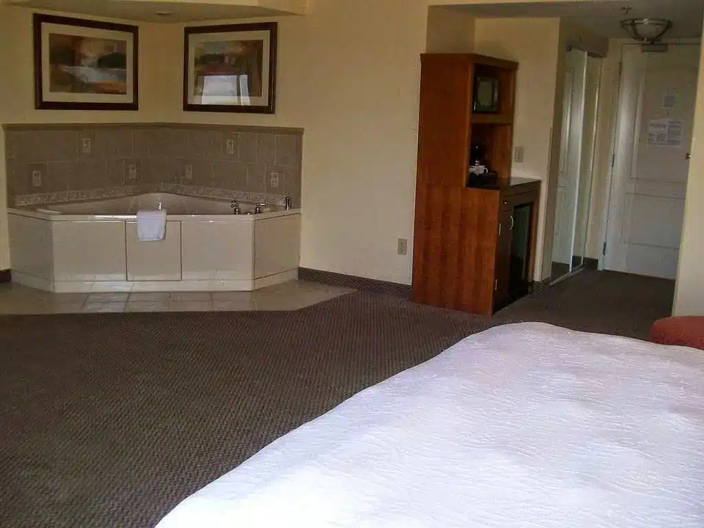 Hilton Garden Inn Albany has Jacuzzi suites