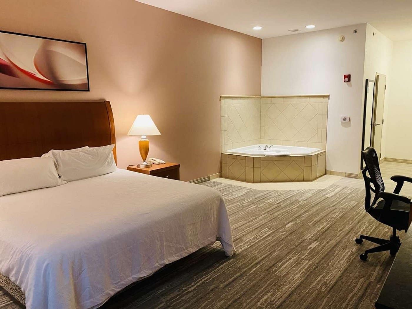 Hilton Garden Inn Columbia has Jacuzzi suites