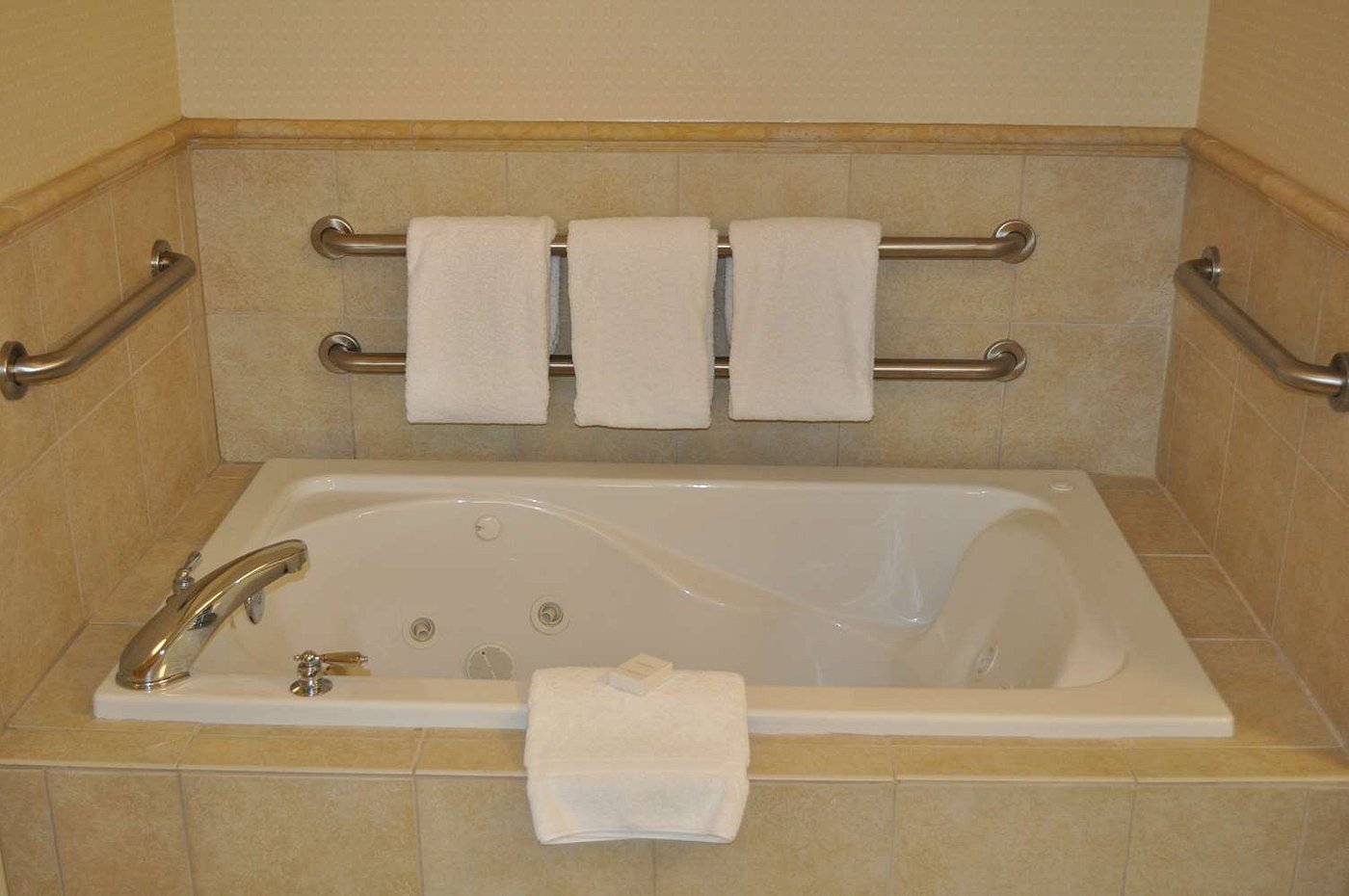 Hilton Garden Inn Tifton has Jacuzzi suites