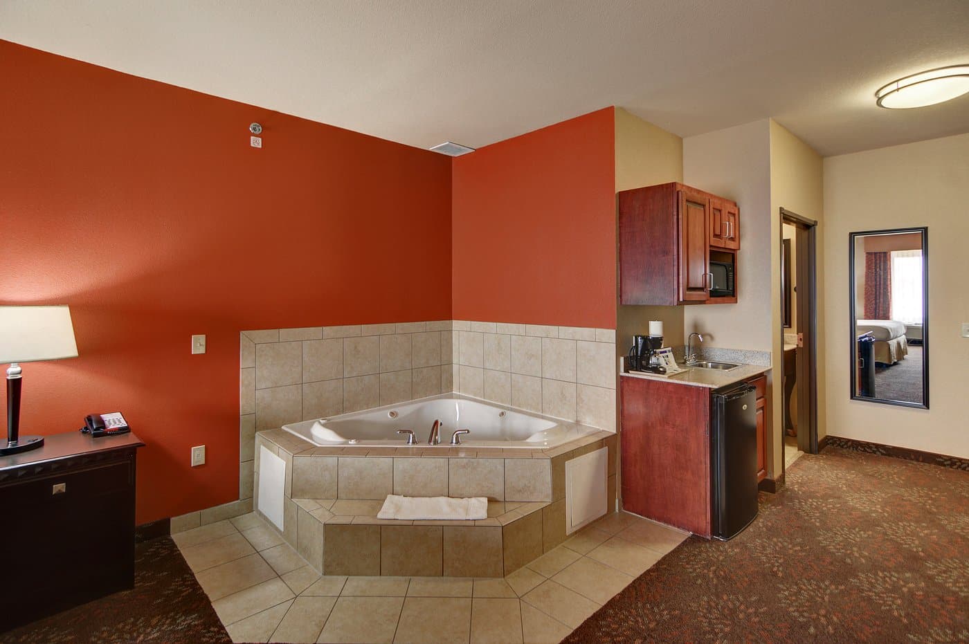 Holiday Inn Express & Suites Altus By IHG has Jacuzzi suites