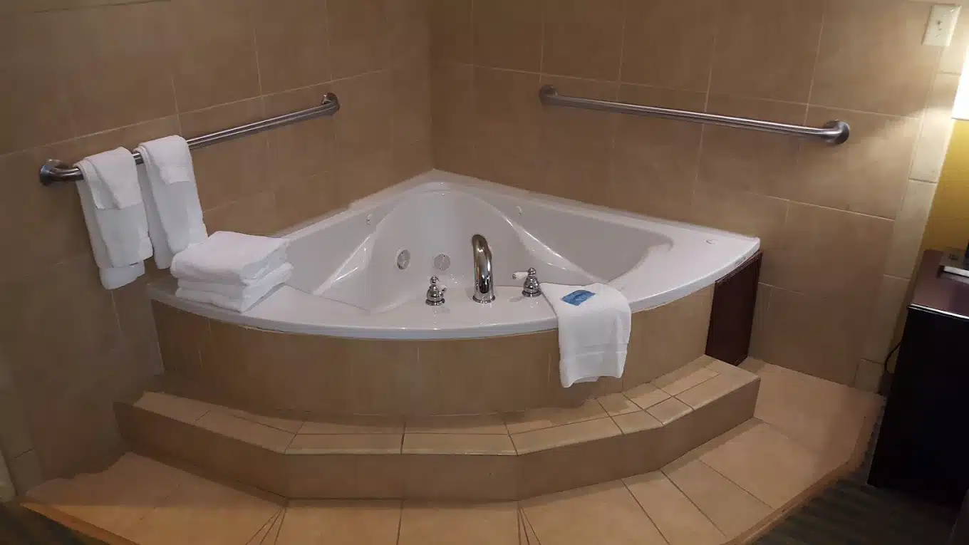Best Western On The Beach has Jacuzzi suites
